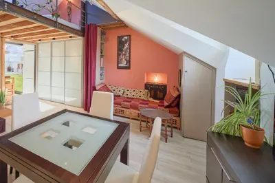 Coin salon dans l'établissement Bel appartement, mezzanine, calme, 2 coins bureaux - Home'ponopono