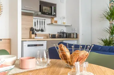 Cuisine ou kitchenette dans l'établissement Lima - Appt à proximité de lIle de Nantes