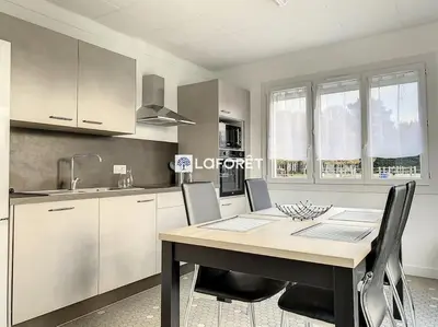 Cuisine ou kitchenette dans l'établissement Maison 8 personnes à la campagne à 8 km des plages