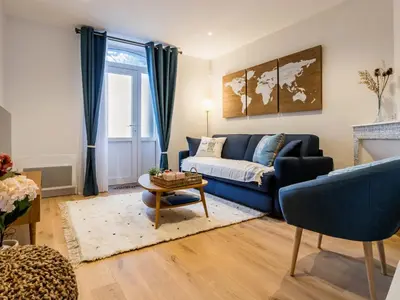 Coin salon dans l'établissement Villa face à la mer avec terrasse privative, confort moderne, Wi-Fi gratuit à Saint-Nazaire - FR-1-306-1260