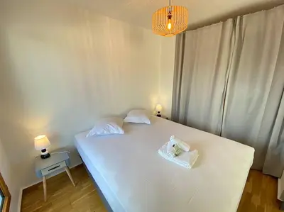 Un ou plusieurs lits dans un hébergement de l'établissement Grand studio, belle terrasse avec vue