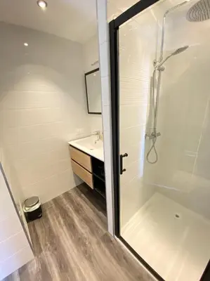 Salle de bains dans l'établissement Grand studio, belle terrasse avec vue
