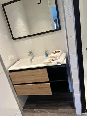 Salle de bains dans l'établissement Grand studio, belle terrasse avec vue