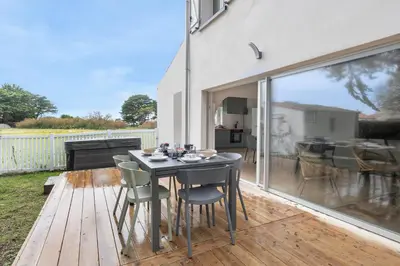 Balcon ou terrasse dans l'établissement Maison pour 8, avec jacuzzi à 200m de la plage