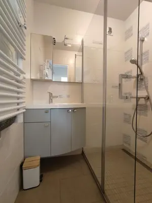 Salle de bains dans l'établissement Idéal en amoureux, vue mer et jardin ! Appartement lumineux à Tharon-Plage