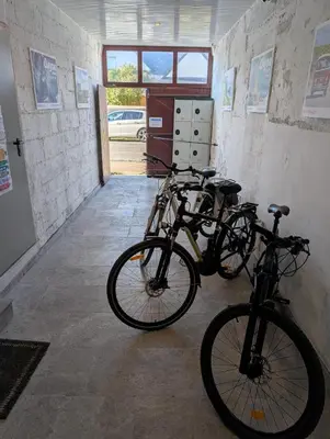 Vélo sur le terrain de l'établissement L'improbable raffiné, élégant et chaleureux ou dans les environs