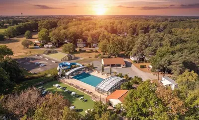Piscine de l'établissement Mobile home 6 personnes Climatisé proche Puy du fou Clisson 800FA ou située à proximité