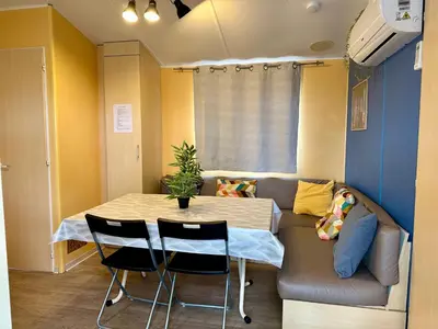 Coin salon dans l'établissement Mobile home 6 personnes Climatisé proche Puy du fou Clisson 800FA