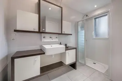 Salle de bains dans l'établissement Maison rénovée pour 8 - 200m Tharon plage