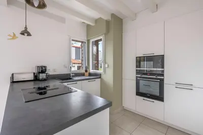 Cuisine ou kitchenette dans l'établissement Maison rénovée pour 8 - 200m Tharon plage