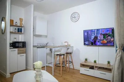 Cuisine ou kitchenette dans l'établissement Le Beverley Studio - Centre-ville - Fibre - Netflix