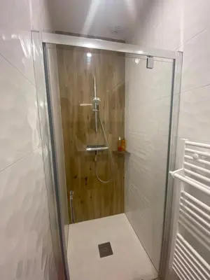 Salle de bains dans l'établissement La Pomme de Pin - T1 Calme et Central - Meublé de Tourisme classé 2 étoiles