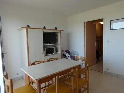 Cuisine ou kitchenette dans l'établissement Appartement T2+ cabine avec piscine et parking à Saint-Jean-de-Monts - FR-1-323-315