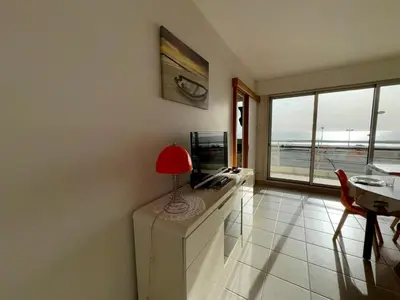 Télévision ou salle de divertissement dans l'établissement Appartement rénové 1 chambre, superbe vue mer, proche plage - FR-1-323-319