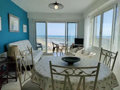 Vue générale sur la mer ou vue sur la mer prise depuis l'appartement