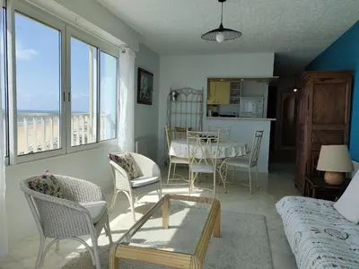 Coin salon dans l'établissement Appartement vue mer, 1 chambre, 4 pers, animaux admis - FR-1-323-335