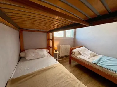 Un ou plusieurs lits dans un hébergement de l'établissement Appartement 2 chambres spacieux avec parking privé, pour 6 personnes face à la mer - FR-1-323-333