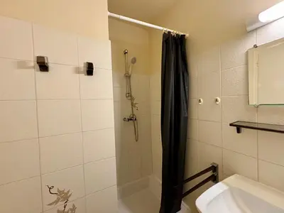Salle de bains dans l'établissement Appartement 2 chambres spacieux avec parking privé, pour 6 personnes face à la mer - FR-1-323-333