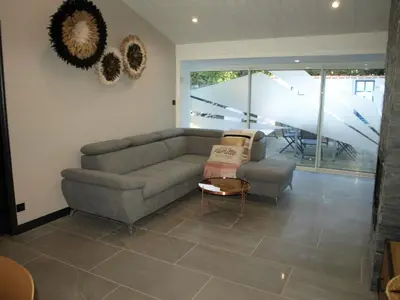 Coin salon dans l'établissement Maison rénovée, proche forêt et plage - FR-1-323-371