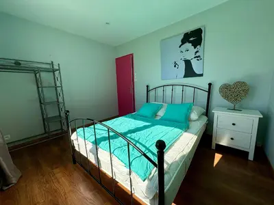 Un ou plusieurs lits dans un hébergement de l'établissement Maison Spacieuse avec Piscine Privée et Jardin à Saint Jean de Monts - FR-1-323-381