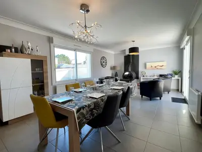 Coin salon dans l'établissement Maison Spacieuse avec Piscine Privée et Jardin à Saint Jean de Monts - FR-1-323-381