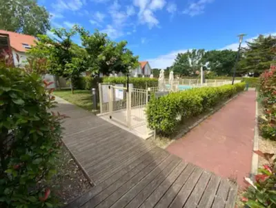 Jardin de l'établissement Maison 6 personnes avec 2 chambres, piscines et sauna