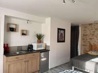Cuisine ou kitchenette dans l'établissement La Meilleraye 2 Chambres privées indépendantes à 5min du Puy du Fou