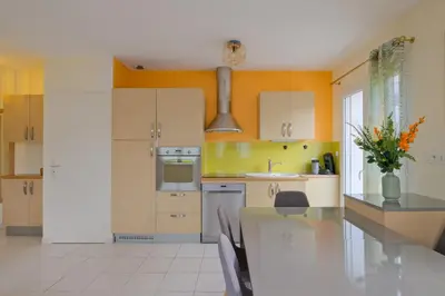 Cuisine ou kitchenette dans l'établissement La Balnéaire - à 50m de la plage