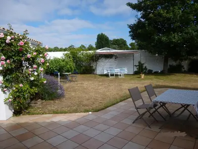 Jardin de l'établissement Maison spacieuse avec jardin, proche forêt et plage, 3 chambres, équipements de loisirs, parking privé - FR-1-323-435