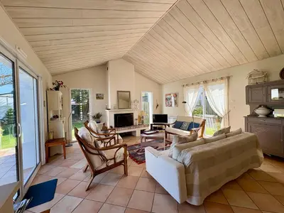 Coin salon dans l'établissement Maison spacieuse avec jardin, proche forêt et plage, 3 chambres, équipements de loisirs, parking privé - FR-1-323-435