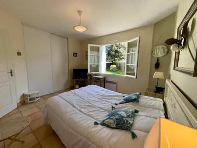 Un ou plusieurs lits dans un hébergement de l'établissement Maison spacieuse avec jardin, proche forêt et plage, 3 chambres, équipements de loisirs, parking privé - FR-1-323-435