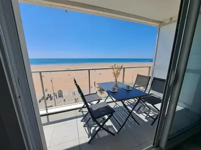 Vue générale sur la mer ou vue sur la mer prise depuis l'appartement
