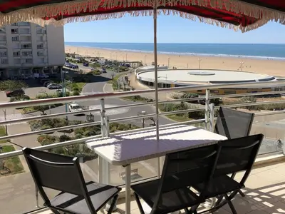 Vue générale sur la mer ou vue sur la mer prise depuis l'appartement