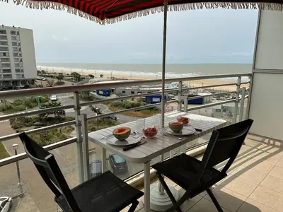 Vue générale sur la mer ou vue sur la mer prise depuis l'appartement