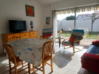 Télévision ou salle de divertissement dans l'établissement Maison Arrière-Plage 2 Ch. Animaux Admis, Parking - FR-1-323-436