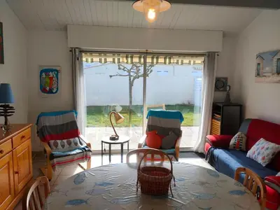 Coin salon dans l'établissement Maison Arrière-Plage 2 Ch. Animaux Admis, Parking - FR-1-323-436