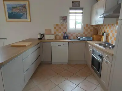Cuisine ou kitchenette dans l'établissement Maison 2 Chambres avec Piscine Privée à Saint Jean de Monts - FR-1-323-439