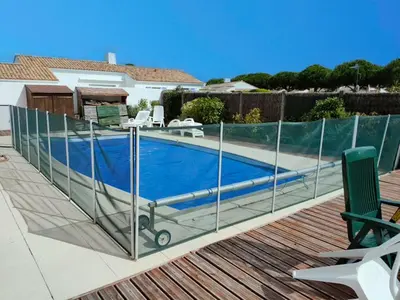 Piscine de l'établissement Maison 2 Chambres avec Piscine Privée à Saint Jean de Monts - FR-1-323-439 ou située à proximité
