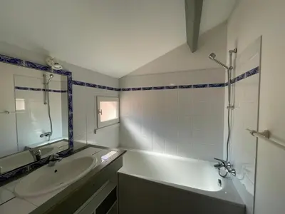 Salle de bains dans l'établissement Charmante maison, 6 pers, près de la mer avec jardin - FR-1-323-440