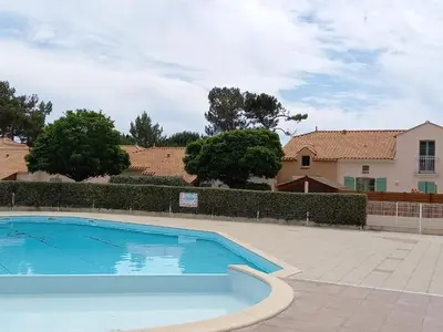 Piscine de l'établissement Charmante maison, 6 pers, près de la mer avec jardin - FR-1-323-440 ou située à proximité