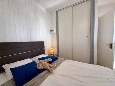 Un ou plusieurs lits dans un hébergement de l'établissement Studio lumineux avec alcôve, balcon face mer, parking privé - FR-1-323-429