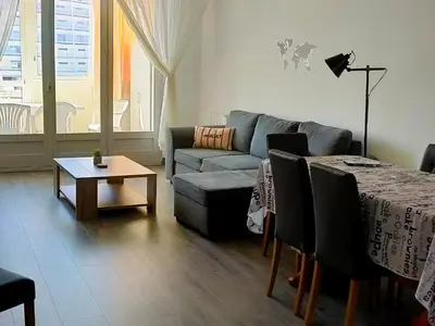Coin salon dans l'établissement Spacieux appartement 4 pers à 200m de la plage avec parking privé - FR-1-323-443