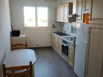 Cuisine ou kitchenette dans l'établissement Spacieux appartement 4 pers à 200m de la plage avec parking privé - FR-1-323-443
