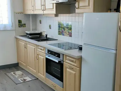 Cuisine ou kitchenette dans l'établissement Spacieux appartement 4 pers à 200m de la plage avec parking privé - FR-1-323-443