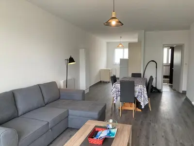 Coin salon dans l'établissement Spacieux appartement 4 pers à 200m de la plage avec parking privé - FR-1-323-443