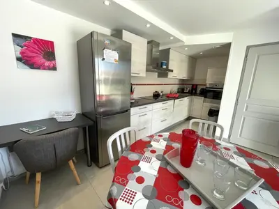 Cuisine ou kitchenette dans l'établissement Maison chaleureuse avec piscine collective, près de la forêt, WiFi, parking privé - FR-1-323-441