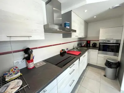 Cuisine ou kitchenette dans l'établissement Maison chaleureuse avec piscine collective, près de la forêt, WiFi, parking privé - FR-1-323-441