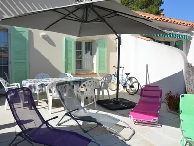 Terrasse ou espace extérieur de l'établissement Maison chaleureuse avec piscine collective, près de la forêt, WiFi, parking privé - FR-1-323-441