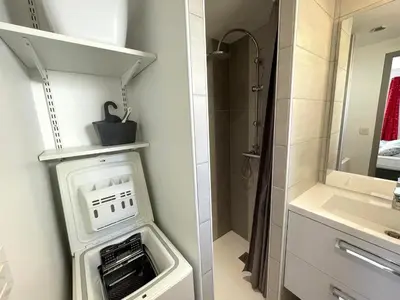 Salle de bains dans l'établissement Maison chaleureuse avec piscine collective, près de la forêt, WiFi, parking privé - FR-1-323-441