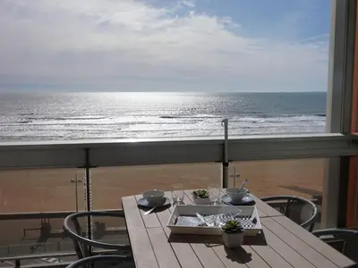 Vue générale sur la mer ou vue sur la mer prise depuis l'appartement